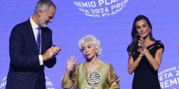 La escritora chilena Isabel Allende (c), acompañada por los reyes de España Felipe (i) y Letizia (d), gana el Premio Planeta 2026 con "La hora antes del Alba".  en la 75 edición del Premio Planeta de novela. Foto:  EFE/ Alejandro García