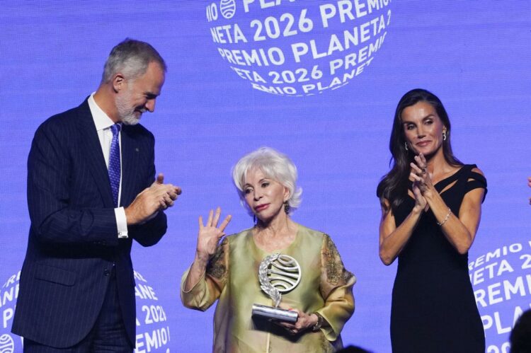 La escritora chilena Isabel Allende (c), acompañada por los reyes de España Felipe (i) y Letizia (d), gana el Premio Planeta 2026 con "La hora antes del Alba". en la 75 edición del Premio Planeta de novela. Foto: EFE/ Alejandro García