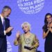 La escritora chilena Isabel Allende (c), acompañada por los reyes de España Felipe (i) y Letizia (d), gana el Premio Planeta 2026 con "La hora antes del Alba".  en la 75 edición del Premio Planeta de novela. Foto:  EFE/ Alejandro García