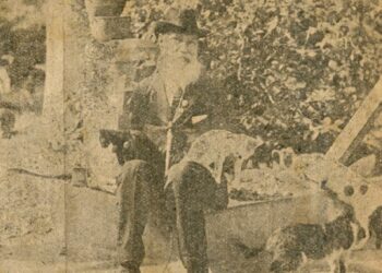 Isidoro Lombera rodeado de gatos. Foto: Revista Regeneración, 1913.