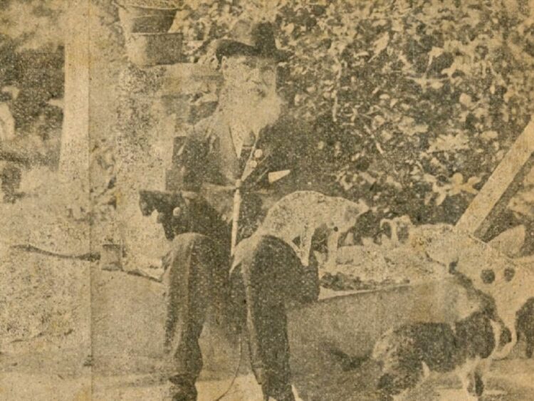 Isidoro Lombera rodeado de gatos. Foto: Revista Regeneración, 1913.