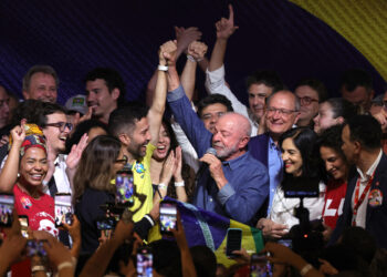 El presidente de Brasil, Luiz Inácio Lula da Silva (c-d), pronuncia un discurso junto a su esposa, Rosângela da Silva (2-i), el diputado federal André Janones (c-i) tras ganar las elecciones presidenciales. Foto: EFE/ Sebastião Moreira.