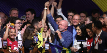 El presidente de Brasil, Luiz Inácio Lula da Silva (c-d), pronuncia un discurso junto a su esposa, Rosângela da Silva (2-i), el diputado federal André Janones (c-i) tras ganar las elecciones presidenciales. Foto: EFE/ Sebastião Moreira.