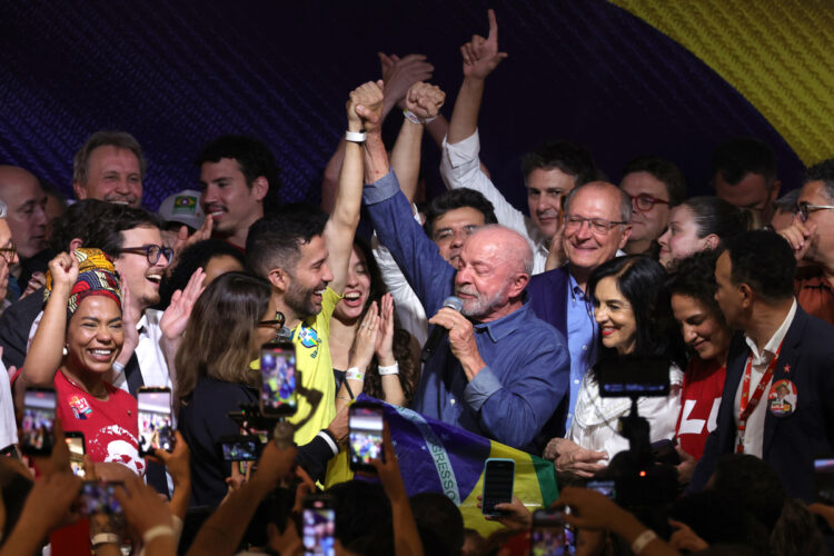 El presidente de Brasil, Luiz Inácio Lula da Silva (c-d), pronuncia un discurso junto a su esposa, Rosângela da Silva (2-i), el diputado federal André Janones (c-i) tras ganar las elecciones presidenciales. Foto: EFE/ Sebastião Moreira.