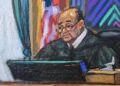 Fotografía de archivo en la que se observa un dibujo realizado por la artista Jane Rosenberg del juez Alvin Hellerstein, durante una audiencia de Cilia Flores, esposa del depuesto presidente venezolano Nicolás Maduro, en un tribunal de Nueva York. Foto: Jane Rosenberg / EFE / Archivo.