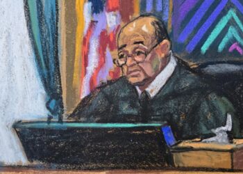 Fotografía de archivo en la que se observa un dibujo realizado por la artista Jane Rosenberg del juez Alvin Hellerstein, durante una audiencia de Cilia Flores, esposa del depuesto presidente venezolano Nicolás Maduro, en un tribunal de Nueva York. Foto: Jane Rosenberg / EFE / Archivo.