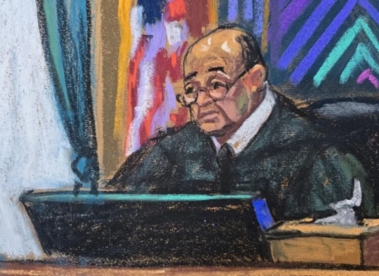 Fotografía de archivo en la que se observa un dibujo realizado por la artista Jane Rosenberg del juez Alvin Hellerstein, durante una audiencia de Cilia Flores, esposa del depuesto presidente venezolano Nicolás Maduro, en un tribunal de Nueva York. Foto: Jane Rosenberg / EFE / Archivo.