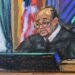 Fotografía de archivo en la que se observa un dibujo realizado por la artista Jane Rosenberg del juez Alvin Hellerstein, durante una audiencia de Cilia Flores, esposa del depuesto presidente venezolano Nicolás Maduro, en un tribunal de Nueva York. Foto: Jane Rosenberg / EFE / Archivo.