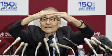 Uno de los premiados hoy en Química, el japonés Kenso Soai. Foto: FRANCK ROBICHON /EFE/EPA.