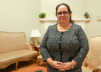 La segunda jefa de misión de la Embajada de Cuba en Estados Unidos, Tanieris Diéguez, posa durante una entrevista con EFE. Foto: EFE/Octavio Guzmán.