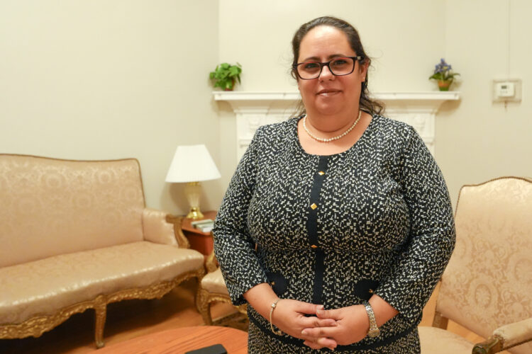 La segunda jefa de misión de la Embajada de Cuba en Estados Unidos, Tanieris Diéguez, posa durante una entrevista con EFE. Foto: EFE/Octavio Guzmán.