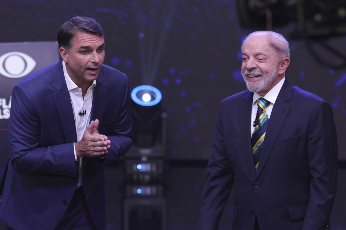 El presidente de Brasil y candidato a la reelección, Luiz Inácio Lula da Silva (d), y el opositor Flávio Bolsonaro, participan en un debate televisado de cara a la segunda vuelta de las elecciones presidenciales, el 18 de octubre de 2026. Foto: Sebastiao Moreira / EFE.