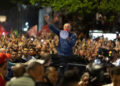 El presidente de Brasil, Luiz Inácio Lula da Silva (i), quien ganó la segunda vuelta de las elecciones con un 51,79 % de los votos, frente al 48,21 % del senador ultraderechista Flávio Bolsonaro, habla con un megáfono frente a simpatizantes este domingo, en Sao Paulo (Brasil). EFE/ Isaac Fontana