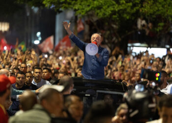 El presidente de Brasil, Luiz Inácio Lula da Silva (i), quien ganó la segunda vuelta de las elecciones con un 51,79 % de los votos, frente al 48,21 % del senador ultraderechista Flávio Bolsonaro, habla con un megáfono frente a simpatizantes este domingo, en Sao Paulo (Brasil). EFE/ Isaac Fontana