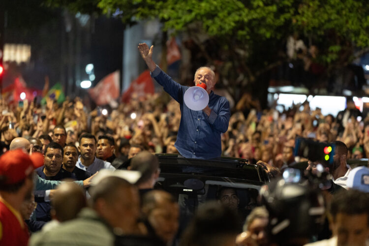 El presidente de Brasil, Luiz Inácio Lula da Silva (i), quien ganó la segunda vuelta de las elecciones con un 51,79 % de los votos, frente al 48,21 % del senador ultraderechista Flávio Bolsonaro, habla con un megáfono frente a simpatizantes este domingo, en Sao Paulo (Brasil). EFE/ Isaac Fontana