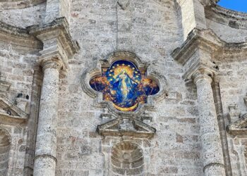 "Madonna Luminosa", obra de Aluan Argüelles ocupa el óculo de la Catedral de La Habana. Foto: Lied Lorain.
