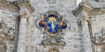 "Madonna Luminosa", obra de Aluan Argüelles ocupa el óculo de la Catedral de La Habana. Foto: Lied Lorain.