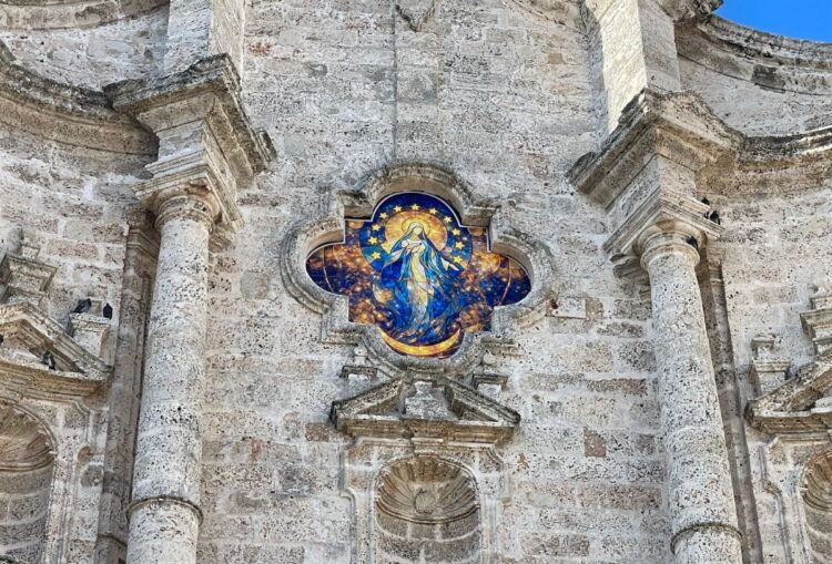 "Madonna Luminosa", obra de Aluan Argüelles ocupa el óculo de la Catedral de La Habana. Foto: Lied Lorain.