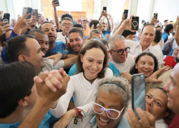 Fotografía cedida por el partido político Vente Venezuela que muestra a María Corina Machado (c), siendo recibida por simpatizantes este domingo, en el Santuario Divina Pastora en Barquisimeto (Venezuela). Foto: EFE/Vente Venezuela.