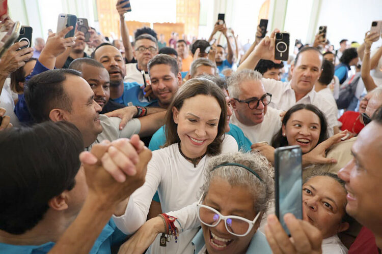 Fotografía cedida por el partido político Vente Venezuela que muestra a María Corina Machado (c), siendo recibida por simpatizantes este domingo, en el Santuario Divina Pastora en Barquisimeto (Venezuela). Foto: EFE/Vente Venezuela.