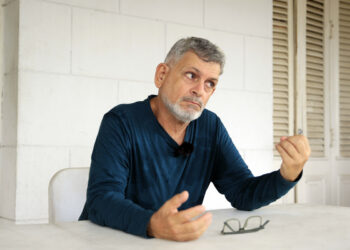 El actor y director cubano Omar Alí hablando durante una entrevista con EFE en La Habana (Cuba). Foto: EFE/ STR.