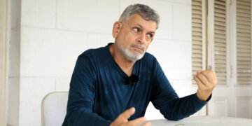 El actor y director cubano Omar Alí hablando durante una entrevista con EFE en La Habana (Cuba). Foto: EFE/ STR.