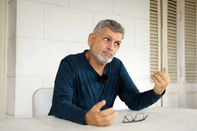 El actor y director cubano Omar Alí hablando durante una entrevista con EFE en La Habana (Cuba). Foto: EFE/ STR.