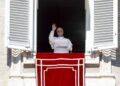 El papa León XIV dirige el rezo del Ángelus desde la ventana de su despacho con vistas a la Plaza de San Pedro, en la Ciudad del Vaticano, el 11 de octubre de 2026. Foto: Fabio Frustaci / EFE.