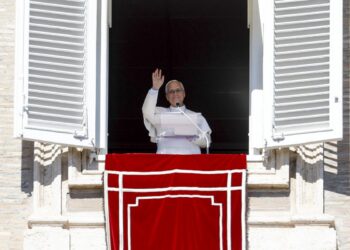 El papa León XIV dirige el rezo del Ángelus desde la ventana de su despacho con vistas a la Plaza de San Pedro, en la Ciudad del Vaticano, el 11 de octubre de 2026. Foto: Fabio Frustaci / EFE.