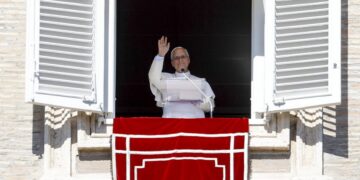 El papa León XIV dirige el rezo del Ángelus desde la ventana de su despacho con vistas a la Plaza de San Pedro, en la Ciudad del Vaticano, el 11 de octubre de 2026. Foto: Fabio Frustaci / EFE.