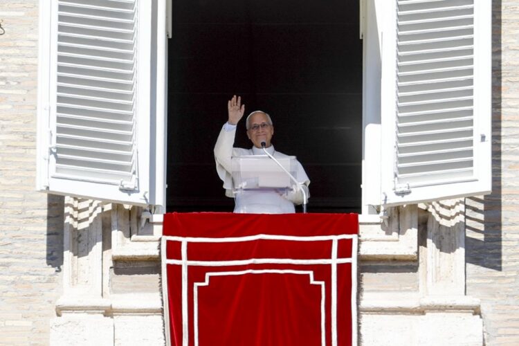 El papa León XIV dirige el rezo del Ángelus desde la ventana de su despacho con vistas a la Plaza de San Pedro, en la Ciudad del Vaticano, el 11 de octubre de 2026. Foto: Fabio Frustaci / EFE.