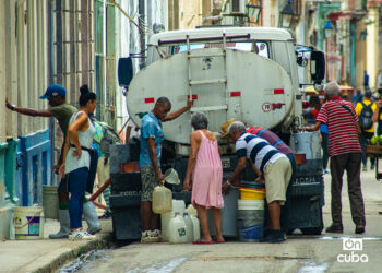 Personas cargan agua de una pipa en La Habana. Foto: Otmaro Rodríguez.