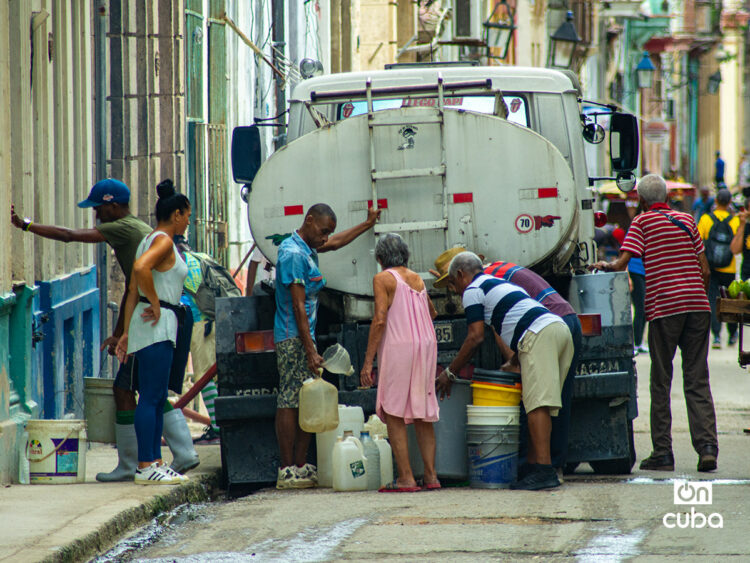 Personas cargan agua de una pipa en La Habana. Foto: Otmaro Rodríguez.