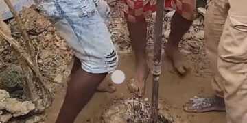 Hombres perforan un pozo en La Habana. Foto: Facebook/Sigue a Cuba.