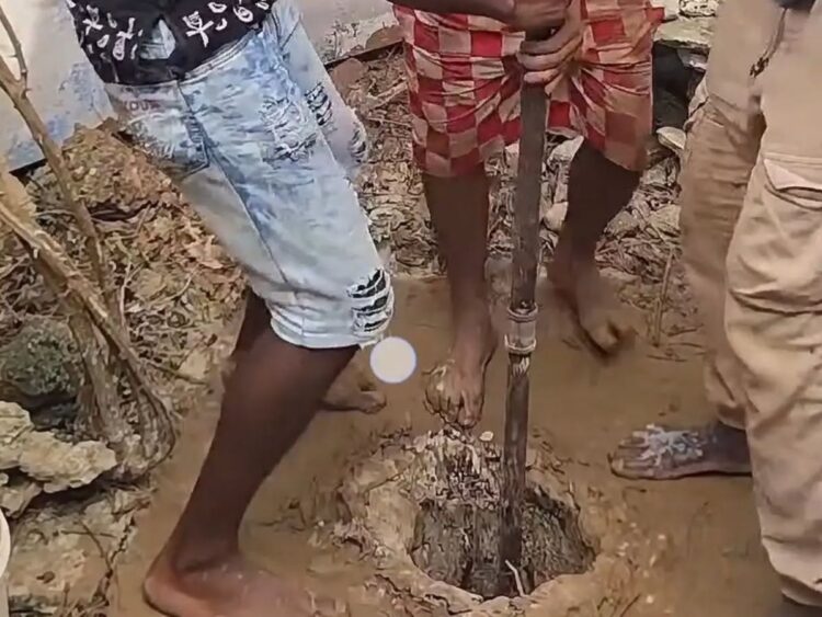 Hombres perforan un pozo en La Habana. Foto: Facebook/Sigue a Cuba.