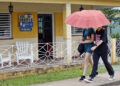 Fotografía de septiembre de 2026 que muestra dos personas caminando frente a una casa de renta a turistas con un cartel de disponibilidad, en pueblo Viñales, en Pinar del Río. Foto: Ernesto Mastrascusa / EFE / Archivo.