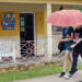 Fotografía de septiembre de 2026 que muestra dos personas caminando frente a una casa de renta a turistas con un cartel de disponibilidad, en pueblo Viñales, en Pinar del Río. Foto: Ernesto Mastrascusa / EFE / Archivo.