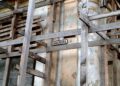 Un inmueble en la calle Amargura, en La Habana Vieja, entre apuntalamientos. Foto: AMD