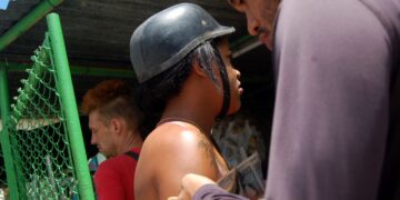 Un joven contabiliza su presupuesto para almorzar en una pizzería. Foto:  AMD