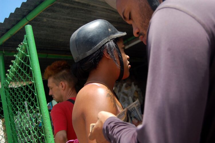 Un joven contabiliza su presupuesto para almorzar en una pizzería. Foto:  AMD