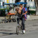 Un hombre carga bolsos de pan en una bicicleta en La Habana. Foto: Otmaro Rodríguez.