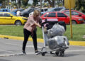 Una mujer lleva su equipaje en el aeropuerto internacional José Martí, en La Habana. Foto: Ernesto Mastrascusa / EFE.