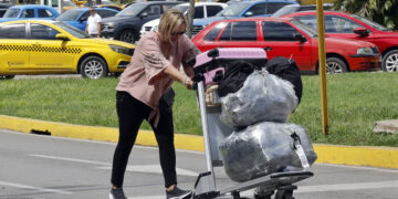 Una mujer lleva su equipaje en el aeropuerto internacional José Martí, en La Habana. Foto: Ernesto Mastrascusa / EFE.