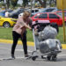 Una mujer lleva su equipaje en el aeropuerto internacional José Martí, en La Habana. Foto: Ernesto Mastrascusa / EFE.