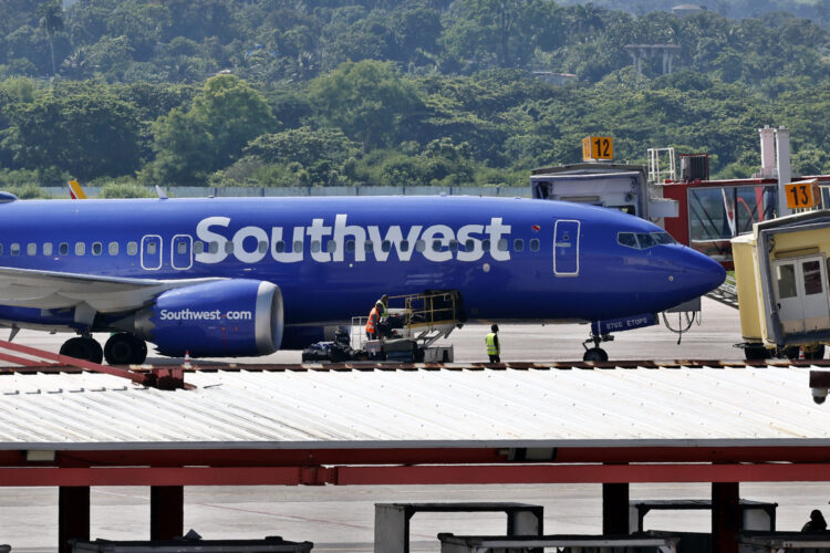Avión de la aerolínea estadounidense Soutwest este lunes, en el aeropuerto internacional José Martí, en La Habana. Foto: Ernesto Mastrascusa/EFE