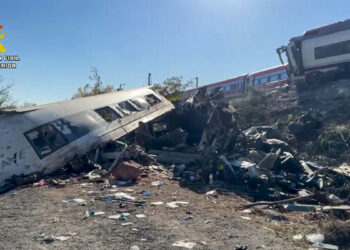 Captura de vídeo facilitado por la Guardia Civil del lugar del siniestro mientras los servicios de emergencia continúan este jueves con los trabajos de rescate de los dos trenes accidentados de Urda. Foto: EFE
