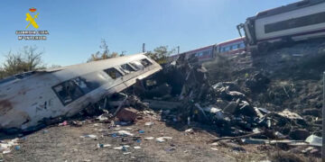 Captura de vídeo facilitado por la Guardia Civil del lugar del siniestro mientras los servicios de emergencia continúan este jueves con los trabajos de rescate de los dos trenes accidentados de Urda. Foto: EFE