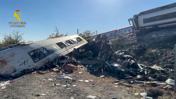 Captura de vídeo facilitado por la Guardia Civil del lugar del siniestro mientras los servicios de emergencia continúan este jueves con los trabajos de rescate de los dos trenes accidentados de Urda. Foto: EFE