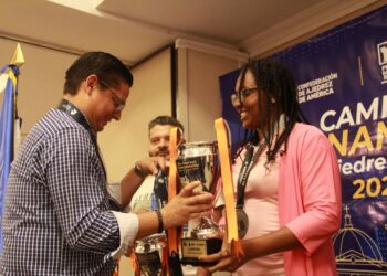 La Gran Maestra Oleiny Linares (d), de Cuba, triunfó en la convocatoria absoluta para mayores de 35 años, en el Campeonato Panamericano Máster y Sénior de Ajedrez de San Salvador 2026. Foto: Confederación de Ajedrez de América.