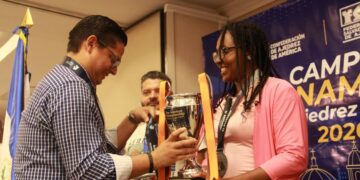La Gran Maestra Oleiny Linares (d), de Cuba, triunfó en la convocatoria absoluta para mayores de 35 años, en el Campeonato Panamericano Máster y Sénior de Ajedrez de San Salvador 2026. Foto: Confederación de Ajedrez de América.